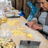...la trascina con la lama verso di s� per qualche centimetro (da qui il nome di strascinate) e le d� infine la forma concava con l�aiuto dei due indici